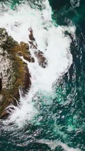 Pedra Esfarrapada Oceano Azul Ondas Brancas Salpicando Pelo Penhasco Coberto — Vídeo de Stock