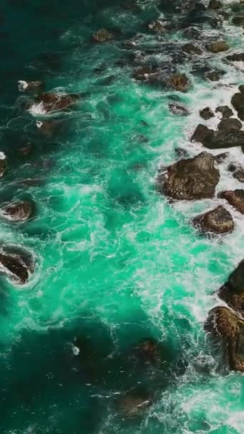 Turkos Vatten Stänk Vid Stenarna Vid Stranden Kaliforniens Klippiga Kust — Stockvideo