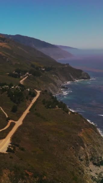 Snelwegen Voetpaden Hellende Berg Californië Rotsachtige Kust Zonnige Dag Vanuit — Stockvideo