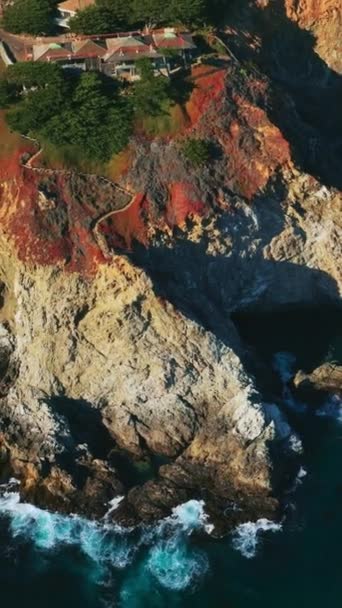 Pompás Magas Sziklák Parton Házakkal Tetején Gyönyörű Látnivaló Kalifornia Partjainál — Stock videók