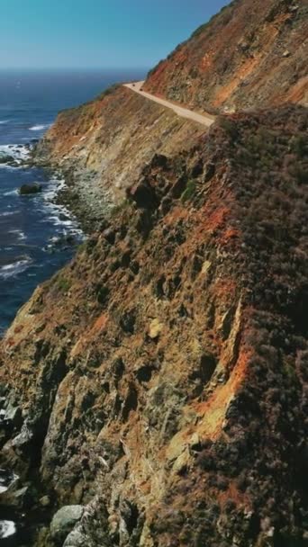 Craggy Ruige Kustlijn Van Californië Donkerblauwe Stille Oceaan Met Algenaccumulatie — Stockvideo