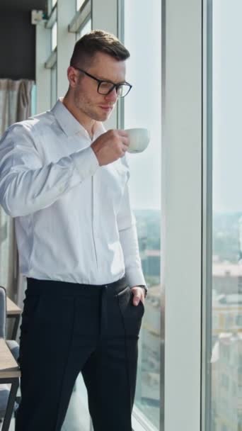 Pewny Siebie Przedsiębiorca Pijący Kawę Stojący Przy Oknie Biurze Biznesmen — Wideo stockowe