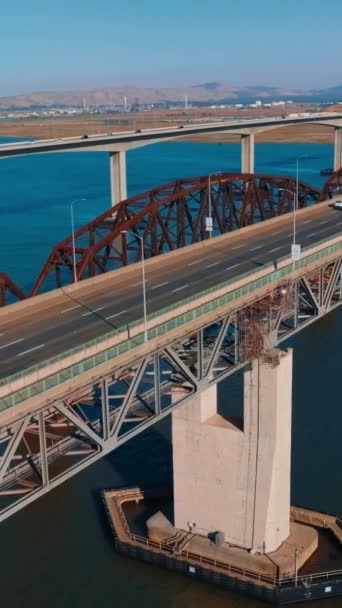 Martinez Benicia Bağlayan Köprüler Kaliforniya Abd Arkaplanda Dağlık Bir Manzara — Stok video