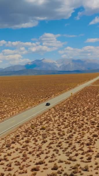 Carro Preto Solitário Andando Pela Estrada Seca Califórnia Até Nevada — Vídeo de Stock