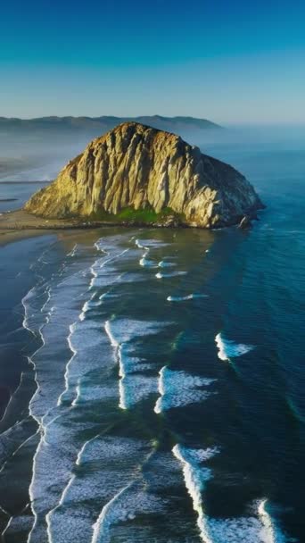 Espléndido Paisaje Costa Del Océano Pacífico Con Una Enorme Roca — Vídeos de Stock