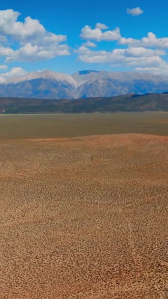 Wüste Trockene Landschaft Ohne Vegetation Atemberaubende Bergkulisse Vor Blauem Himmel — Stockvideo