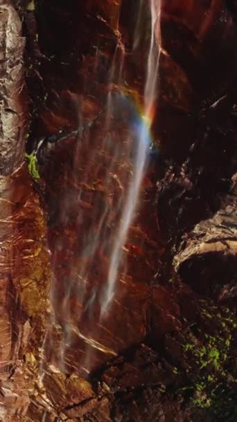 Téměř Vyschlý Vodopád Vodou Stříká Větru Vytváří Duhu Útesy Yosemitského — Stock video