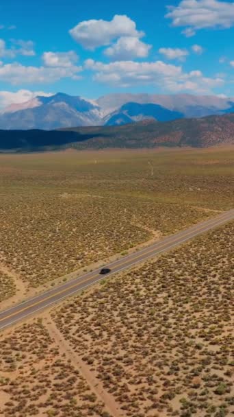 Autosnelweg Langs Woestijn Beperkt Door Bergketen Zachte Cumulus Wolken Gooien — Stockvideo