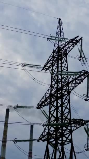 Słupy Elektryczne Pobliżu Rur Przemysłowych Wysokie Napięcie Linii Elektrycznych Wieczornym — Wideo stockowe
