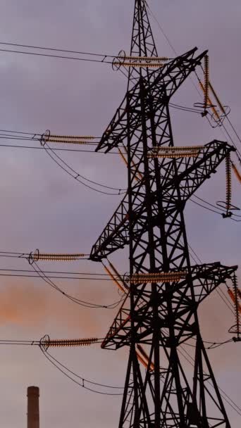 Pylon Elektryczny Tle Komina Przemysłowego Wysokonapięciowa Wieża Rura Elektrowni Dymem — Wideo stockowe