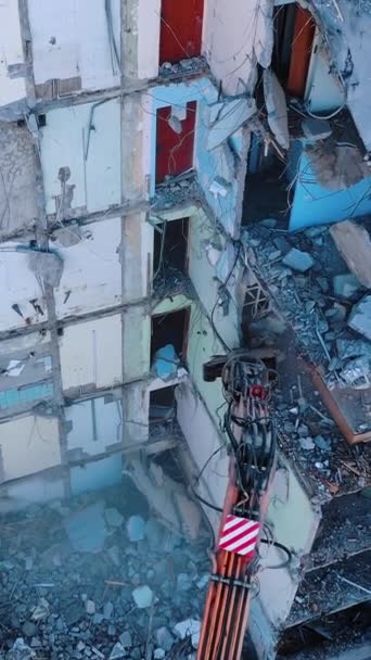 古い建物を解体する重機 建物の遺跡を分解する掘削機 上からの眺め バーティカルビデオ — ストック動画