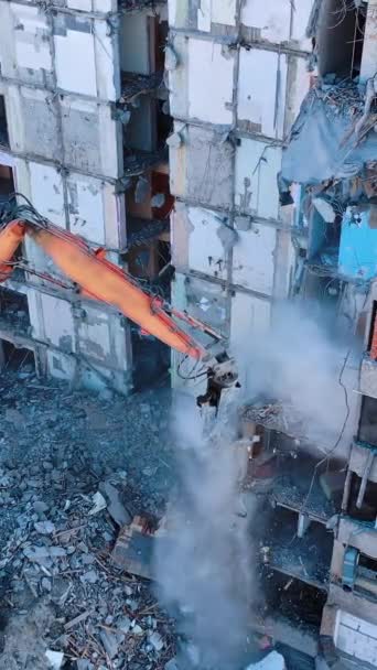 高いバルディングを否定する 新しい建設プロジェクトのための廃墟を破壊する掘削機 破壊の上を飛んでいる バーティカルビデオ — ストック動画