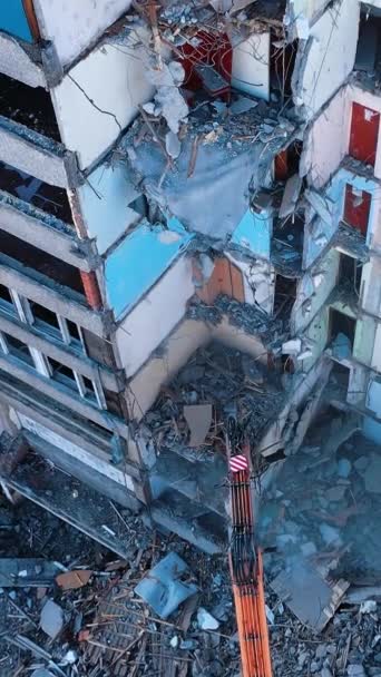 Rückbau Alter Gebäude Mit Der Baggerkralle Schwere Maschinen Zerstören Trümmer — Stockvideo