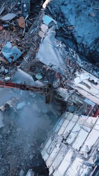 Larga Garra Una Excavadora Destruye Las Partes Hormigón Del Edificio — Vídeo de stock