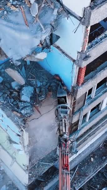 地震の後の家屋の取り外し 崩壊した建物の消毒 破壊された建物の残骸で掘削機の作業のビュー バーティカルビデオ — ストック動画