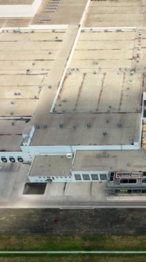 Ülkedeki endüstriyel kümes hayvanlarının havadan görünüşü. Modern Factory Exterior. Dikey video.