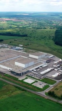 Büyük bir endüstriyel kompleksin hava görüntüleri. Üretim Endüstrisi Dikey Video.