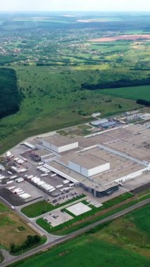 Büyük bir endüstriyel kompleksin hava görüntüleri. Üretim Endüstrisi Dikey Video.