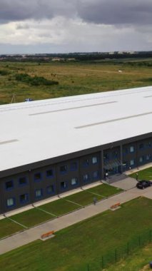 Endüstriyel bölgenin havadan görünüşü. Büyük bir sanayi bölgesinin havadan görünüşü. Dikey video.