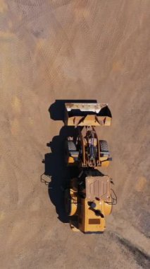 Yeni yol inşaatı. Yol dikey video inşaatı için inşaat makineleri.