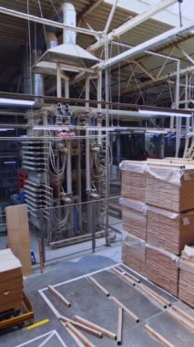 Tahta kereste inşaat malzemesi. Yapı malzemeleri deposundaki tahta tahtalar dikey video..