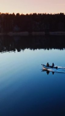 Tekne nehirde yelken açıyor. Nehrin ve yelkenlinin hava görüntüsü Dikey video.