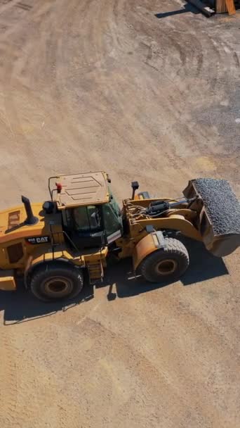 Těžký Buldozer Nakládající Písek Letecký Pohled Stroje Důlní Zařízení Blízkosti — Stock video
