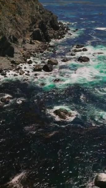 Voo Sobre Perigosa Costa Rochosa Califórnia Dia Ensolarado Ondas Espumosas — Vídeo de Stock