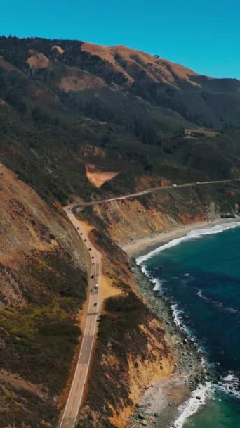 Auto Rijden Snel Langs Gevaarlijke Snelweg Rotsen Van Californië Grote — Stockvideo