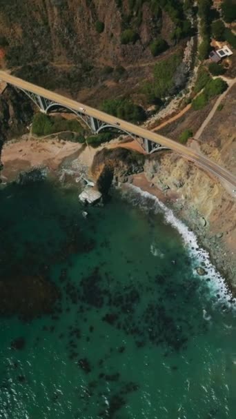 Vlucht Boven Snelweg Langs Bergen Van Californische Kust Een Boogbrug — Stockvideo