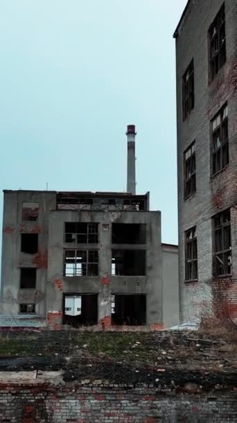 工業地帯は時間とともに破壊されている 壊れた窓のある古い建物は取り壊される準備ができています バーティカルビデオ — ストック動画