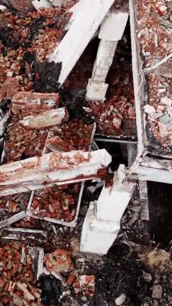 大規模な爆発の後 建築を破壊した 瓦礫と瓦礫で満たされた建物の屋根の巨大な穴 空からの眺め バーティカルビデオ — ストック動画