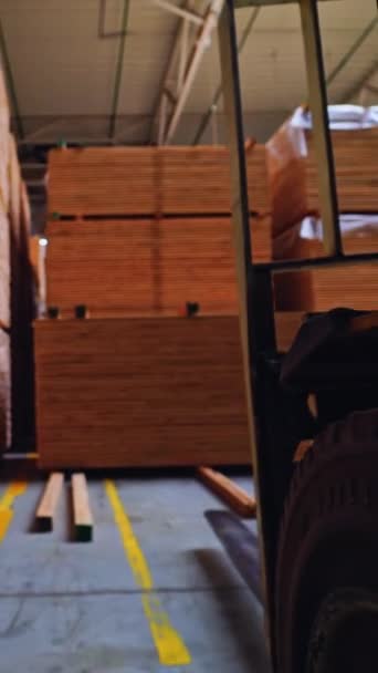 Fafeldolgozó Üzem Raktárában Csomagolt Raktár Készen Áll Építkezésre Függőleges Videó — Stock videók