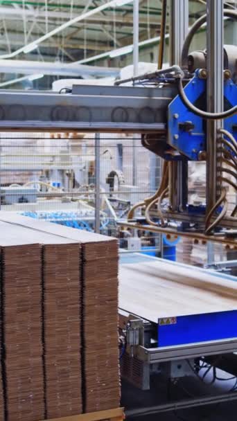 木材フローリング工場 木製の床の製造のための工場 垂直ビデオ — ストック動画