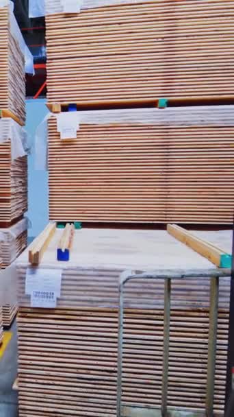 生産のボードの倉庫 工場貯蔵倉庫の切断木材のパイル 垂直ビデオ — ストック動画