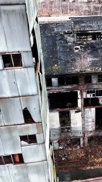 Opuszczony Samotny Przemysłowy Strefa Zakład Zniszczony Czasem Opuszczone Terytorium Niebezpieczne — Wideo stockowe