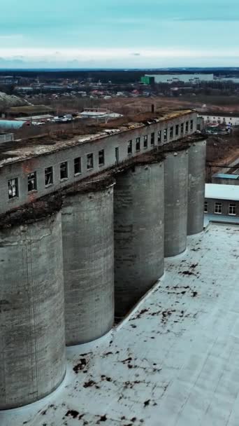Eski Kimya Fabrikası Yapımı Yüksek Beton Rezervlerin Tepesinde Harap Olmuş — Stok video