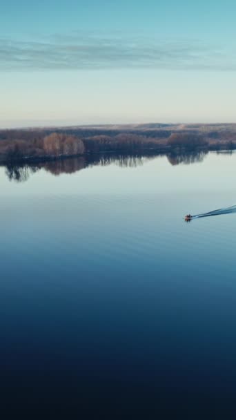 川を航行するボート 森林垂直ビデオに対する川上セーリングボートの空中ドローンビュー — ストック動画