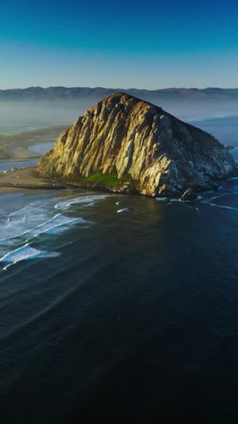 アメリカ カリフォルニア州モロベイで素晴らしい晴らしい朝 穏やかに海岸に到着する美しい白い波 バックドロップで危険な地平線 バーティカルビデオ — ストック動画