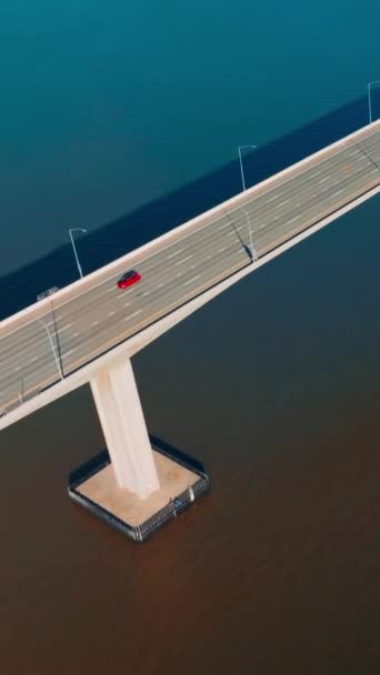 マルティネスとベニシアを結ぶ橋の上に近づいて飛ぶ 橋を同じ方向に移動する車両 トップビュー バーティカルビデオ — ストック動画