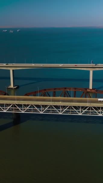 前景に橋が架かる海洋風景の素晴らしい眺め マルティネスからベニキアへ 海峡の上の美しい橋の上に道路 バーティカルビデオ — ストック動画