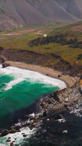 Morro Bay Krajobraz Górzystym Krajobrazem Słoneczny Dzień Aquamarine Wody Oceanu — Wideo stockowe