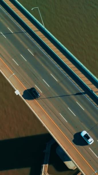 一方向の道路を備えた橋の上の車 右に歩行者ゾーンが付いている自動車橋 トップビュー バーティカルビデオ — ストック動画