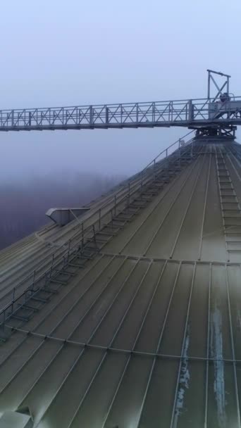 Prachová Střecha Obrovské Nádrže Silo Moderním Výtahu Zimního Mlhavého Počasí — Stock video