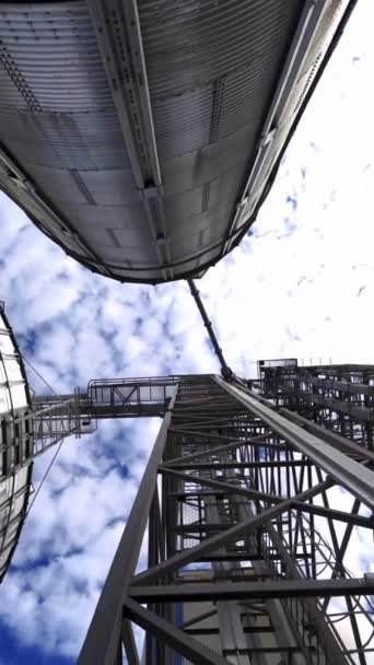 Industri Besar Pabrik Dengan Tangki Penyimpanan Lift Biji Bijian Perak — Stok Video