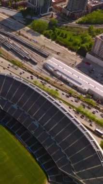 Boş Asker Stadyumu. Komşu otoyol ve demiryolu deposu. Bölgede sayısız yeşil bölge var. Güneşli bir arkaplan. Üst Manzara. Dikey video.