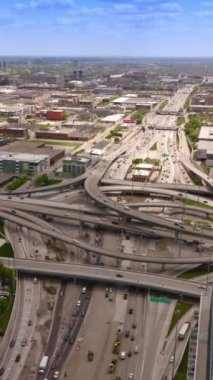 Chicago, Illinois 'de çarpıcı bir yol sistemi var. Metropolis trafiğinde birden fazla otoyol, kavşak ve döngü var. Yukarıdan güzel bir şehir manzarası. Dikey video.