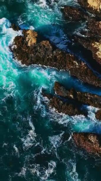 Uma Visão Incrível Ondas Hipnotizantes Salpicando Pelas Rochas Água Azul — Vídeo de Stock