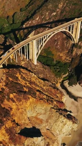 Ηλιακοί Βράχοι Στις Ακτές Της Καλιφόρνια Όμορφη Τοξωτή Γέφυρα Που — Αρχείο Βίντεο
