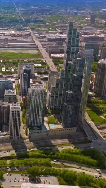 阳光普照的现代城市全景 从空中看芝加哥美丽的风景 前景一片混乱 垂直录像 — 图库视频影像